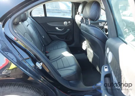 2015 Mercedes-Benz C 300 4Matic z USA, uszkodzony, nr VIN 55SWF4KB1FU089276